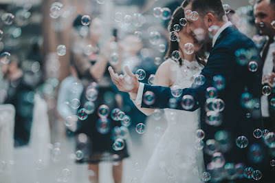 Novios bailando entre burbujas