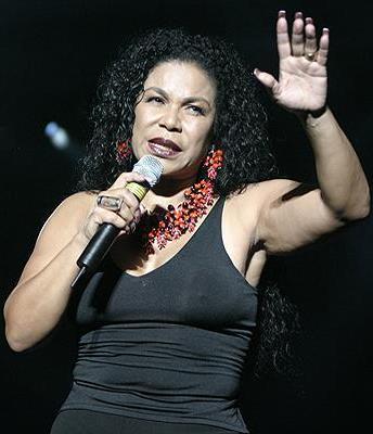 Foto de Eva Ayllón cantando