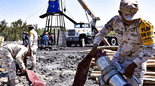 Buzos militares descienden en pozos en busca de mineros