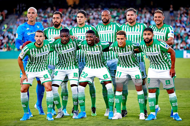 REAL BETIS BALOMPIÉ. Temporada 2019-20. Joel, Borja Iglesias, Marc Bartra, Sidney, Javi García y Joaquín. Pedraza, William Carvalho, Emerson, Tello y Fekir. REAL BETIS BALOMPIÉ 1 REAL VALLADOLID C. F. 2. Domingo 18/08/2019, 21:00 horas. Campeonato de Liga de 1ª División, jornada 1. Sevilla, España, estadio Benito Villamarín: 51.497 personas. GOLES: ⚽0-1: 63’, Sergi Guardiola. ⚽1-1: 68’, Loren. ⚽1-2: 89’, Óscar Plano.