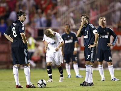 Kaka and Raúl crestfallen after Real Madrid defeat against Sevilla in 2009-2010 season