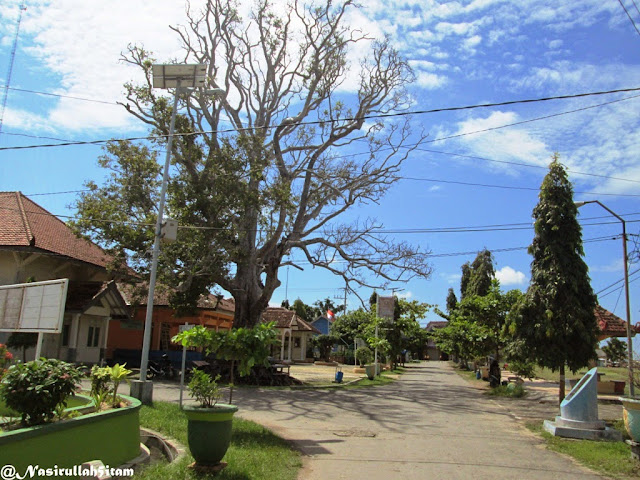 Jalan di dekat Alun-alun Karimunjawa