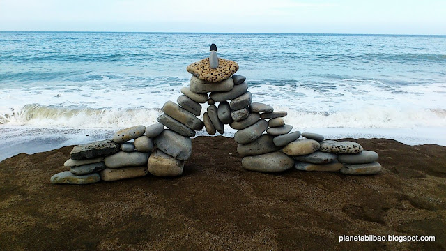 Planeta Bilbao, piedras en equilibrio, puente, land art, stone balancing