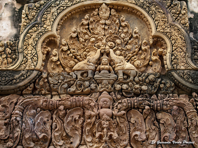 Banteay Srei, gopura este, segundo recinto, segundo frontón - Angkor, Camboya por El Guisante Verde Project