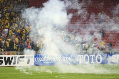 Petasan yang diletuskan di tengah lapangan stadion Bukit Jalil saat laga Timnas Indonesia melawan Malaysia