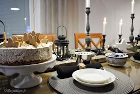 uusi vuosi kattaus kakku skumppa juhla kynttilät sisustus musta rustiikki