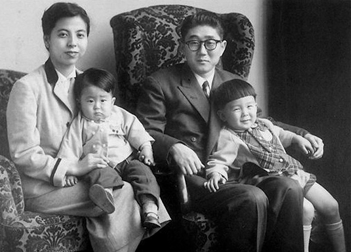 30 Pictures Of World Leaders In Their Youth That Will Leave You Speechless - A Young Shinzo Abe, Japan’s Prime Minister (bottom Left) Pictured With His Family In 1956