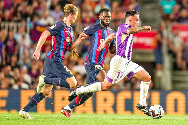 Roque Mesa conduce el balón perseguido por Kessié y Frenkie De Jong. F. C. BARCELONA 4 REAL VALLADOLID C. F 0 Domingo 28/08/2022, 19:30 horas. Campeonato de Liga de 1ª División, jornada 3. Barcelona, Spotify Nou Camp: 83.972 espectadores. GOLES: 1-0: 24’, Lewandowski. 2-0: 43’, Pedri. 3-0: 64’, Lewandowski. 4-0: 90+2’, Sergi Roberto.