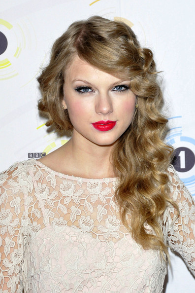 taylor swift no makeup shoot. taylor swift makeup. Taylor swift#39;s make-up look; Taylor swift#39;s make-up look. gkhaldi. Oct 24, 09:27 AM. Hmmm.it is Tuesday isn#39;t it? :)