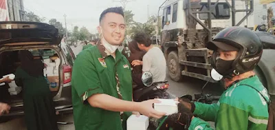 Reclasseering ( LMR - RI ) Komwil Sumut adakan berbagi "IFTHAR" berupa paket Ta'jil pada pengguna jalan menjelang berbuka puasa