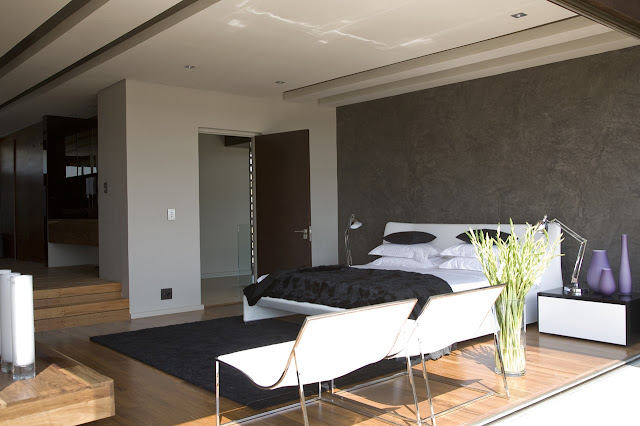 Modern bedroom in the Serengeti House by Nico van der Meulen Architects 