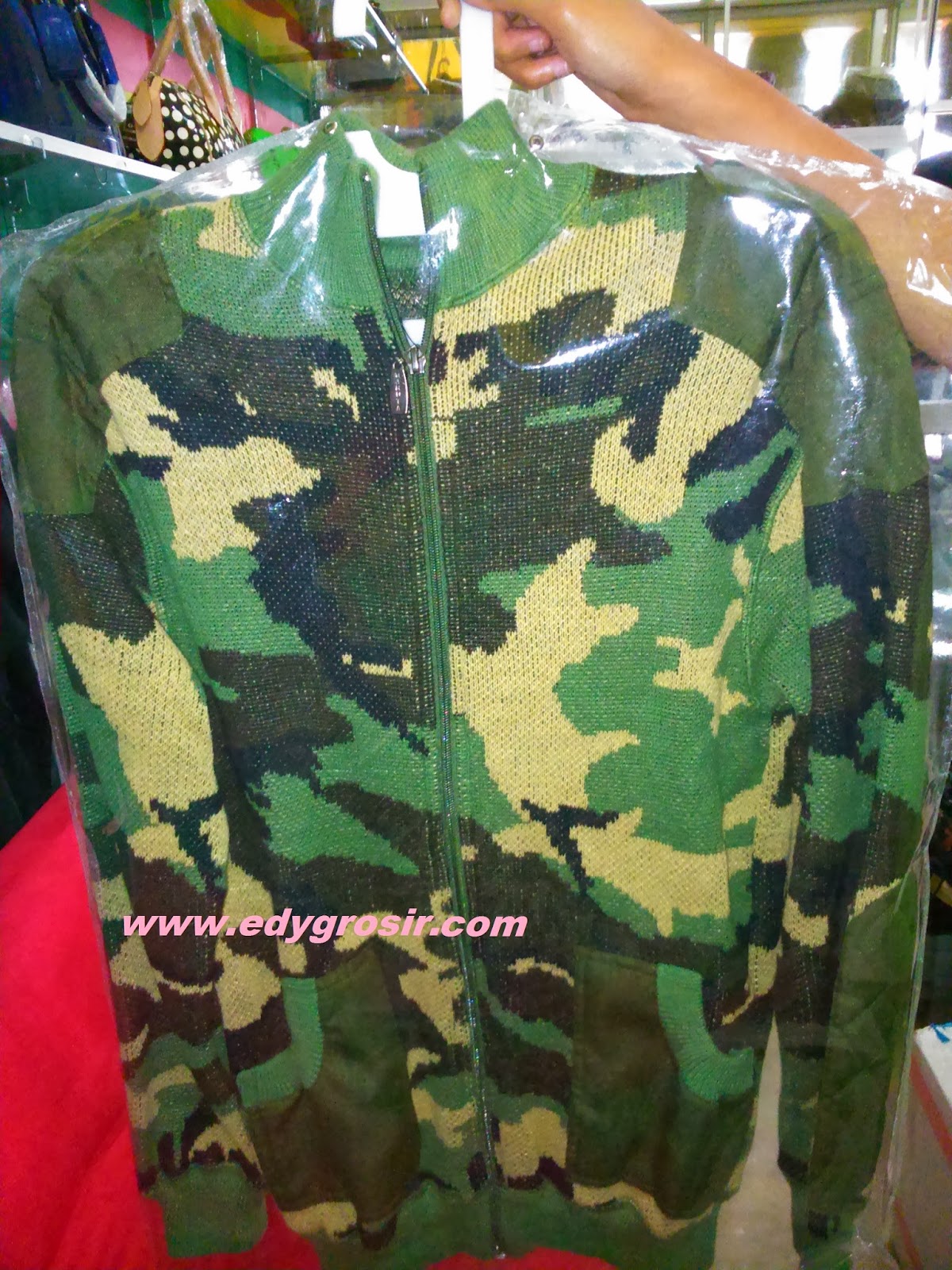 Sweter Army  Warna  hijau military  kode 906 paduan coklat or 