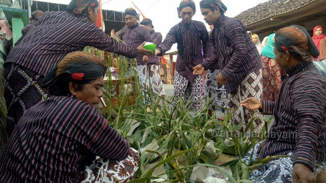 Warga Macanmati, Girimulyo Gelar Sedekah Labuh