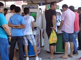 Fila para jogar nos arcades, antigos fliperamas.