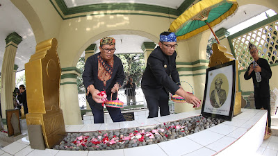 Jelang HJBK 207, Wali kota Bandung Ridwan Kamil Ziarah Ke Makam Leluhur Bandung