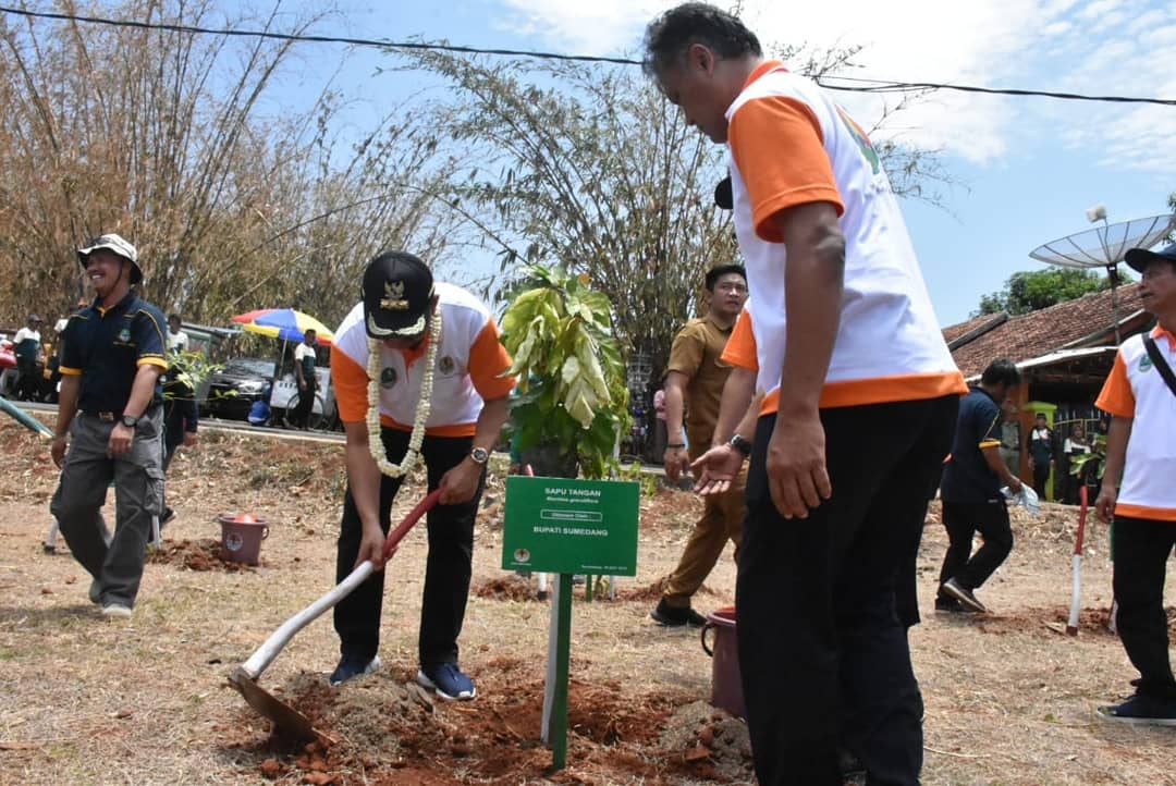 Dinas Kehutanan Provinsi Jabar Tanam Pohon Produktif Di Area