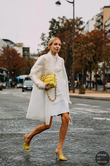 A woman wore a Illuminating shoe and the same color bag.