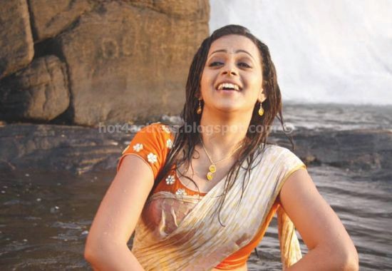 Bhavana latest hot Wet saree pics