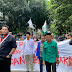 “Rapor Merah Bobby Nasution Medan Berantakan” Tulisan di Kain Putih Aksi Unjuk Rasa Cipayung Plus Kota Medan