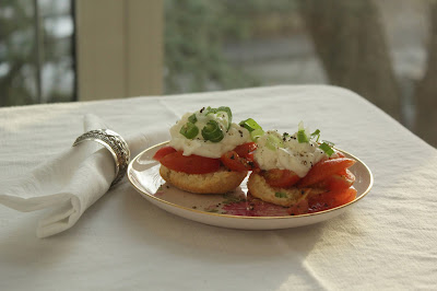  Tomaten-Frühlingszwiebel-Shortcakes mit geschlagengem Ziegenkäse