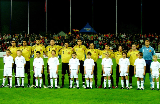 SELECCIÓN DE ESPAÑA SUB 21. Temporada 2008-09. Raúl García, Miguel Torres, Piqué, Javi García, Canella, Busquets, Jurado, Bojan, Sisi, Juan Mata y Asenjo. SELECCIÓN DE SUIZA SUB 21 2 SELECCIÓN DE ESPAÑA SUB 21 1 Resultado eliminatoria SELECCIÓN DE ESPAÑA SUB 21 4 SELECCIÓN DE SUIZA SUB 21 3 Sábado 11/10/2008, 20:00 horas. Campeonato de Europa de Selecciones Sub-21, eliminatoria intermedia, clasificación. Aarau, Suiza, Brüggligield Stadion. GOLES: 0-1: 18’, Sergio Busquets. 1-1: 27’, Vonlanthen. 2-1: 51’, Nikci.