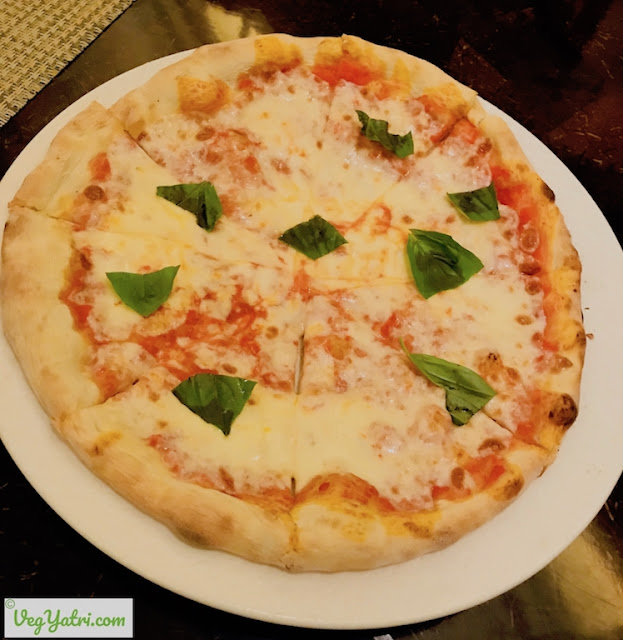 Margherita Pizza at Acqua Shanghai La Mactan