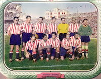 CLUB ATLÉTICO DE MADRID. Temporada 1949-50. Mencía, Aparicio, Lozano, Mújica, Marcel Domingo, Riera y Pérez Zabala (portero suplente). Juncosa, Ben Barek, Silva, Carlsson y Escudero. REAL MADRID C. F. 4 CLUB ATLÉTICO DE MADRID 2. Domingo, 16/10/1949. Campeonato de Liga de 1ª División, jornada 7. Madrid, estadio Chamartín. Árbitro: Andrés Rivero Lecuona. Entrenadores: Real Madrid: Michael Keeping; Atlético de Madrid: Helenio Herrera. Clasificación Liga: Atlético de Madrid: 33 puntos, 1er. puesto; Real Madrid: 31 puntos, 4º puesto. GOLES: 1-0: 1’, Aparicio, en propia puerta. 1-1: 20’, Escudero. 2-1: 30’, Miguel Muñoz, de penalti. 2-2: 52’, Escudero. 3-2: 87’, Cabrera. 4-2: 89’, Pahiño.