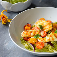  Noodles de courgette e queijo halloumi