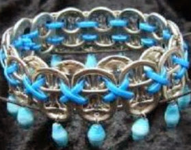 http://vctryblogger.blogspot.com.es/2012/05/pulsera-brazalete-con-chapas-abre-lata.html#more