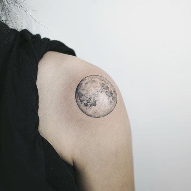 30 inspirações de tatuagens de lua para mulheres