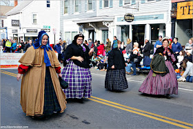 Mujeres Vestidas de Época en el Desfile de Acción de Gracias de Plymouth