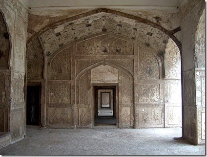 800px-July_9_2005_-_The_Lahore_Fort-Doorways_of_sleeping_chambers