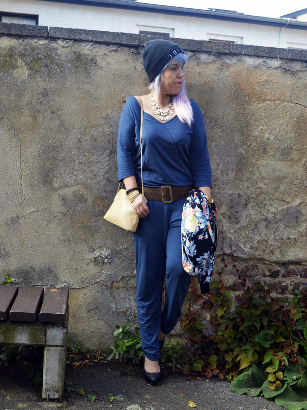 Petrol blue jumpsuit & flowerprinted Bomberjacket - Streetstyle look for autumn 