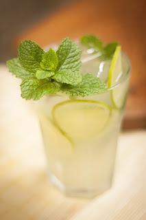 Mojito,um dos mais saborosos clássicos da coquetelaria internacional e com esse calor que estamos vivendo nesse verão por que não agraciá-lo com o título de mais refrescante??deliciosa sugestão hein...Sua história e origem que aqui nesse blog já foi descrita,enriquece ainda mais o seu sabor,uma  bebida como essa que é apreciada em quase  todo o mundo merece o respeito em ser consumida com muito gelo,a quantidade ideal de rum,a refrescância da hortelã e do suco do limão em uma casamento perfeito com a Club Soda para saciar de vez a sede e amenizar esse calor que nos assola.