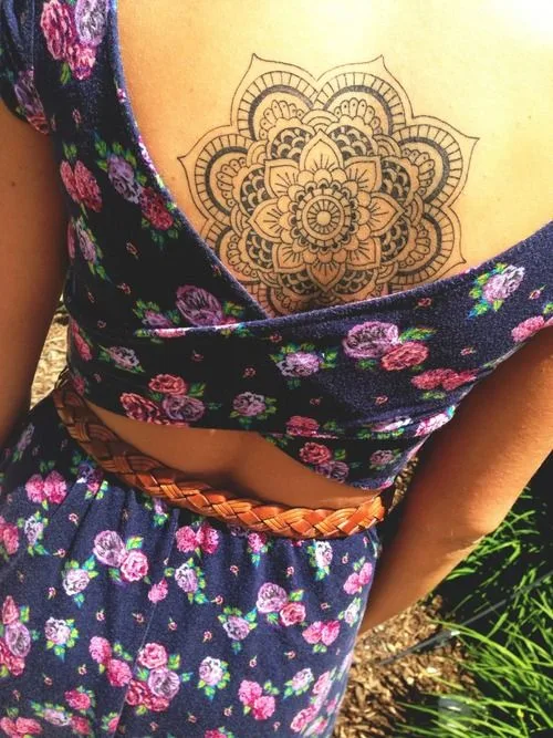 Vemos un tatuaje de mandala en una chica, el tatuaje es delicado y un tatuaje femenino