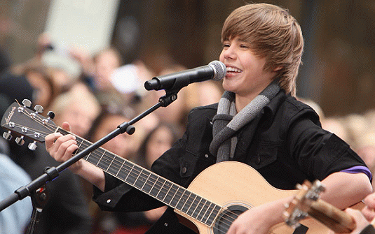 justin bieber water balloon. Justin Bieber hit police with water balloon ?