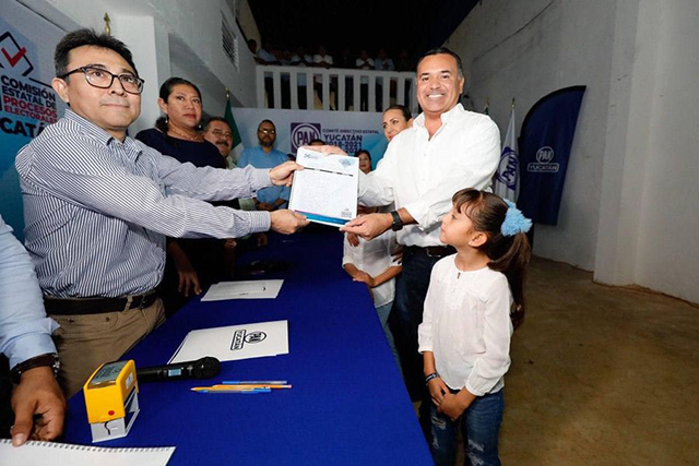 Registra Renán Barrera precandidatura a la gubernatura
