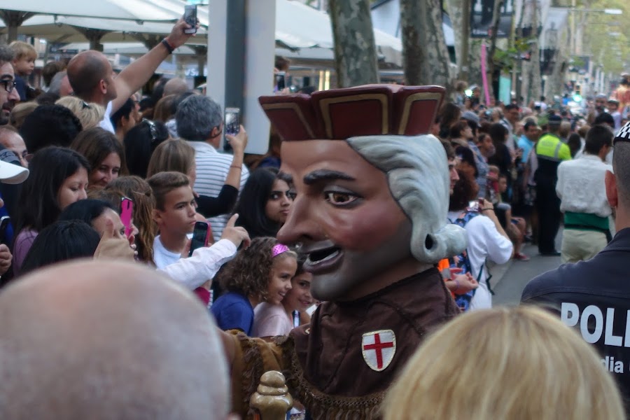 メルセ祭の大パレード（Cavalcade de la Mercè:La llum de la Mercè）