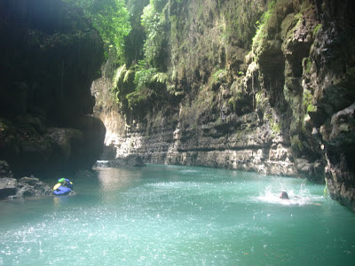 Eksotisme Green Canyon Atau Cukang Taneuh,green canyon ciamis jawa barat,naik perahu di green canyon,