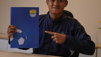 Robi Darwis, Gelandang Muda Persib Bandung