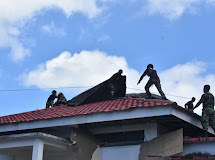 Tak Kenal Lelah, Satgas Gulbencal Kodam XIII/Merdeka, Bahu Membahu Pasang Terpal Puskesmas Tagulandang