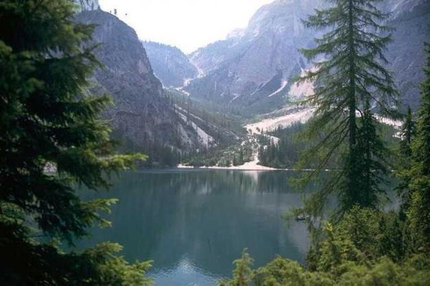 Cadono in 8 nel lago di Braies, grave un bimbo