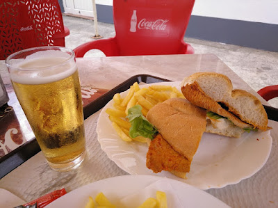 Prego no pao con patatas fritas y cerveja