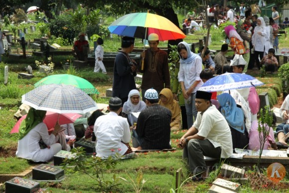 Hukum Menginjak atau Duduk di Atas Kuburan