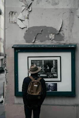 Persona mirando una fotografía en la calle