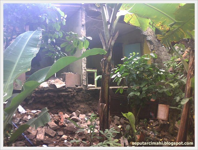 Satu Rumah Ambruk Akibat Guyuran Hujan Seputar Cimahi 