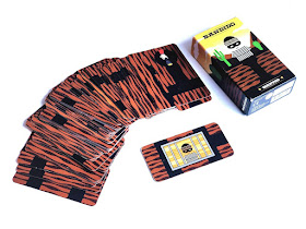 na zdjęciu pudełko od gry Bandido, obok pudełka leży rozłożona w rządku talia kart a na pierwszym planie karta z wizerunkiem przestepcy