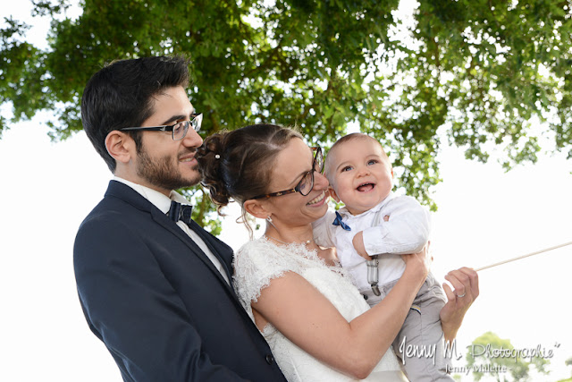 portraits photo des mariés et leur fils bébé petit garçon souriant