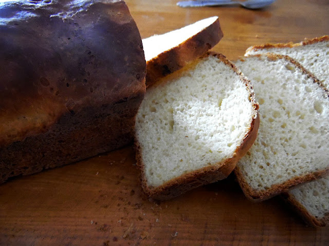 pain de mie moelleux facile et rapide avec farine, lait, oeufs, levure, beurre