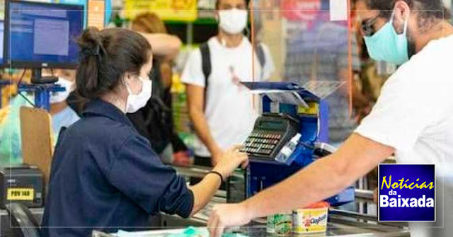 Supermercados terão que empacotar produtos para clientes nos caixas durante a pandemia